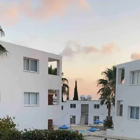 Cyprus With Pool Near Apartment *