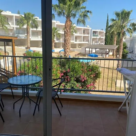 Cyprus With Pool Near Apartment *